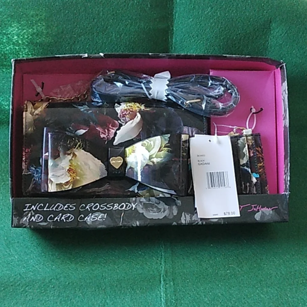 NWTS Betsey Johnson Gxdani crossbody purse & card case black flowers glossy. T1 - Picture 1 of 16
